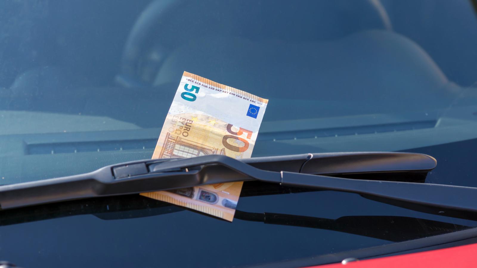 Προσοχή! Άγνωστοι αφήνουν 50 ευρώ στο παρμπρίζ του αυτοκινήτου -Γιατί δεν πρέπει να τα αγγίξεις