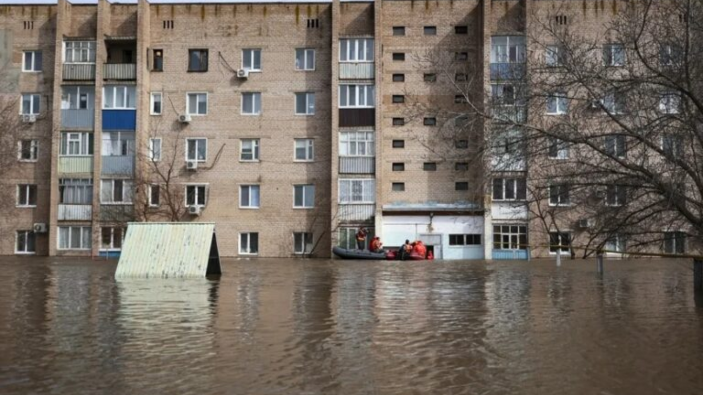 Πλημμύρες στη Ρωσία – Βυθίστηκαν οικισμοί, χιλιάδες έχουν εγκαταλείψει τα σπίτια τους