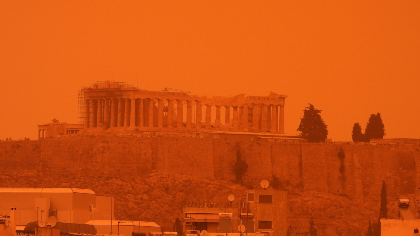 Κίτρινος ο ουρανός στην Ελλάδα – Πνίγηκε στη σκόνη (ΕΙΚΟΝΕΣ)